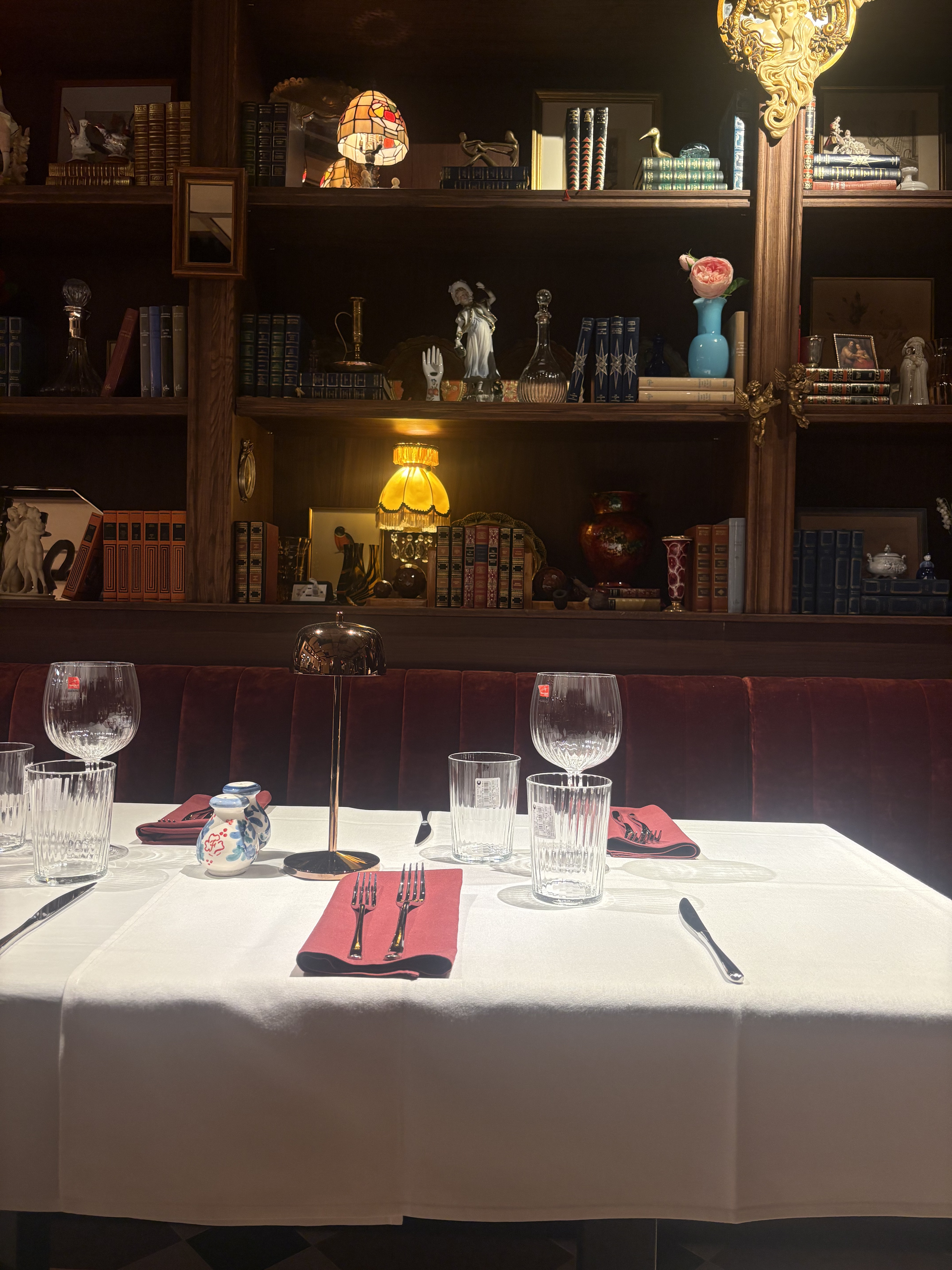 Flora restaurant interior